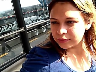 BELLA CHICA DE LABIOS CARNOSOS EN EL METRO